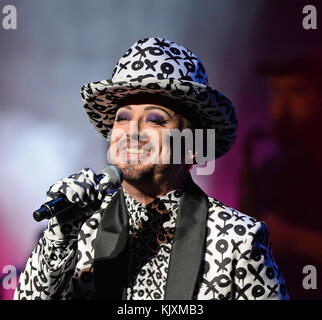 FORT LAUDERDALE, FL - 08 JUILLET : Boy George of culture Club se produit au Broward Center. George Alan O'Dowd, connu professionnellement sous le nom de Boy George, est un chanteur, auteur-compositeur, DJ, créateur de mode et photographe anglais. Il est le chanteur principal du groupe pop culture Club, récompensé par des Grammy et Brit Awards. Le 8 juillet 2016 à Fort Lauderdale, Floride. Les gens : Boy George Banque D'Images