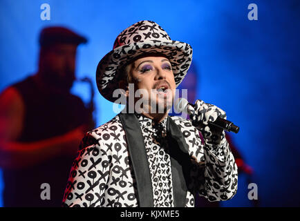 FORT LAUDERDALE, FL - 08 JUILLET : Boy George of culture Club se produit au Broward Center. George Alan O'Dowd, connu professionnellement sous le nom de Boy George, est un chanteur, auteur-compositeur, DJ, créateur de mode et photographe anglais. Il est le chanteur principal du groupe pop culture Club, récompensé par des Grammy et Brit Awards. Le 8 juillet 2016 à Fort Lauderdale, Floride. Les gens : Boy George Banque D'Images