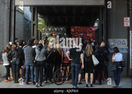 NEW YORK, NY - OCTOBRE 18 : les derniers travaux d'art de Banksy dans le quartier de Chelsea, à New York, le 18 octobre 2013. L'artiste de rue britannique Banksy crée de nouveaux arts de rue pour le mois d'octobre à New York. Personnes: Banksy, Paul Horner Banque D'Images