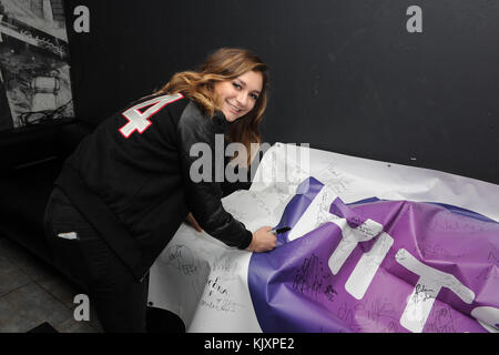 HOLLYWOOD, FL - 30 mars : Daya pose dans les coulisses de la station de radio 97,3 Révolution durant les sessions Hits le 30 mars 2016 à Hollywood, Floride Personnes : Daya Banque D'Images