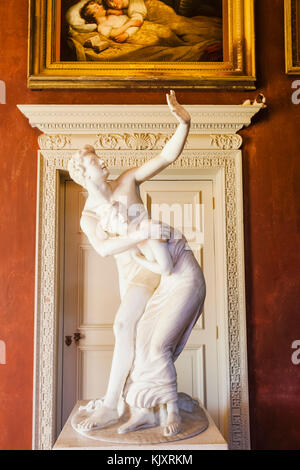 L'Angleterre, West Sussex, Petworth, Petworth House, Tribune Nord, statue en marbre de céladon et Amelia par John Charles Felix Rossi Banque D'Images