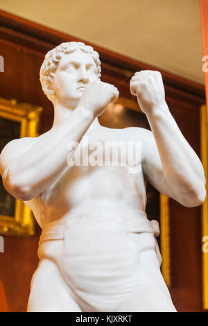 L'Angleterre, West Sussex, Petworth, Petworth House, Tribune Nord, statue en marbre d'un boxeur britannique par John Charles Felix Rossi Banque D'Images