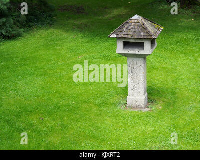 Chambre bougie forme pole en béton dans le jardin Banque D'Images