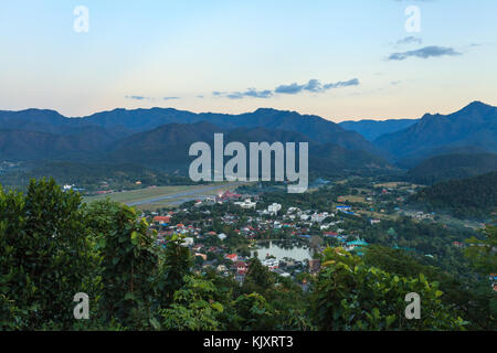 Dans la ville de Mae Hong Son, au nord de la Thaïlande du célèbre point de vue au coucher du soleil. Banque D'Images