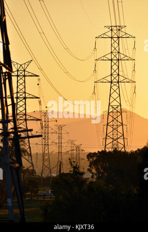 Lignes électriques australiennes au coucher du soleil Banque D'Images