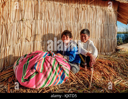 Les enfants autochtones uro, îles flottantes des Uros, lac Titicaca, région de Puno, Pérou Banque D'Images