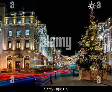 Les lumières de Noël et décorations dans le bas de la rue Regent Banque D'Images