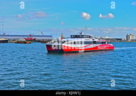 Red Jet 6 catamaran grande vitesse approches traversier Town Quay à Southampton de West Cowes (île de Wight Banque D'Images