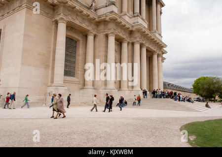 Les touristes à l'entrée de Eglise du Dôme, Les Invalides, Paris, France, Europe Banque D'Images