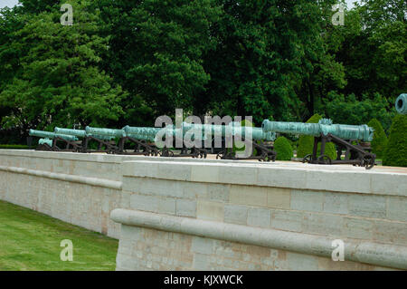 Rangée de canons antiques historiques formant la batterie triomphale de l'Hôtel des Invalides de Paris France Banque D'Images