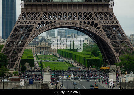 Journée bien remplie de touristes autour de la collecte de la Tour Eiffel par paires - monument le plus visité au monde. Banque D'Images