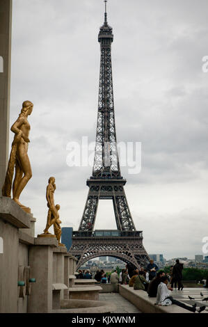 Vue sur le monument le plus visité au monde Tour Eiffel à Paris prises à partir de la Place du Trocadéro Banque D'Images