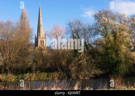 All Saints Church spire sur l'autre côté de la rivière Great Ouse à St Ives, vu de Hemingford Grey pré, Cambridgeshire, Angleterre, Royaume-Uni. Banque D'Images