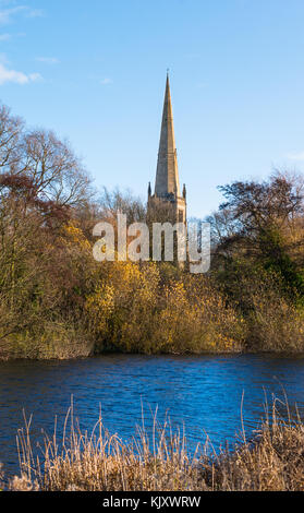 All Saints Church spire sur l'autre côté de la rivière Great Ouse à St Ives, vu de Hemingford Grey pré, Cambridgeshire, Angleterre, Royaume-Uni. Banque D'Images