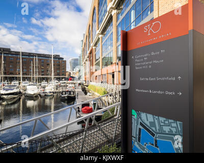 St Katharine Docks dans le centre de Londres - qui a ouvert ses portes en 1828, les quais sont aujourd'hui réaménagés pour bureau, habitation et navigation de plaisance l'utilisation. Banque D'Images