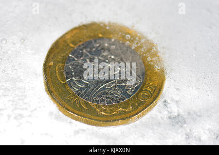 Nouvelle pièce d'une livre pris dans la glace Banque D'Images