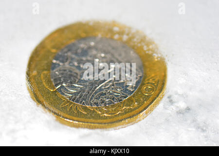 Nouvelle pièce d'une livre pris dans la glace Banque D'Images