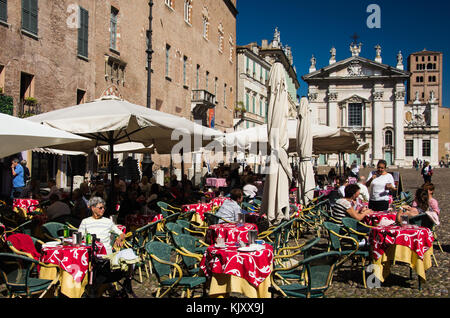 Les touristes non identifiés d'attendre le service dans un café sur la Piazza Sordello à Mantova, Italie. Banque D'Images