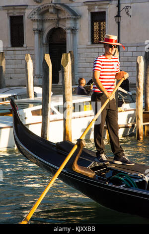 Un gondolier se prépare à prendre des touristes sur un inconnu en gondole à Venise le 12 septembre 2017. Banque D'Images