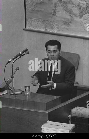 Moshe Bejski, figure clé du procès Eichmann de 1961, est montré lors de son témoignage. Son implication dans le procès a contribué à la poursuite d'Adolf Eichmann pour crimes de guerre liés à l'Holocauste. Banque D'Images