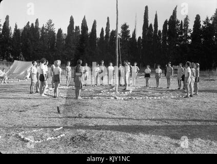 La saison vintage, Ron'Ya'aqov, 24 juillet 1939. Les campeurs autour du mât du drapeau Banque D'Images