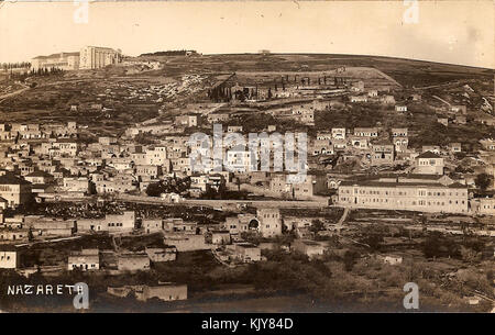 Cette image, créée par Fadil Saba, représente la ville de Nazareth, offrant une vue unique sur la signification historique et culturelle de cette ville antique. Banque D'Images