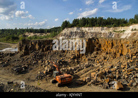 La machinerie fonctionne dans les montagnes de l'extraction de la pierre Banque D'Images