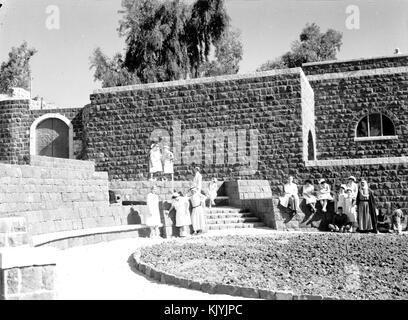 Tibériade, l'hôpital de mission de Sylvestre, extérieur avec nouveau jardin à l'avant. 1940 1946. Matson. matpc.12882 Banque D'Images