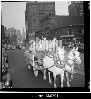 Ce portrait capture Henry (Clay) Goodwin à Times Square, New York, vers juillet 1947. L'image offre un aperçu de la vie urbaine du milieu du XXe siècle dans l'un des endroits les plus emblématiques de New York. Banque D'Images