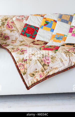 Patchwork, ornement, accueil concept. soigné de couleur fort couvrant avec le modèle de résumé images et impressions exceptionnelles de roses rouges et blanches camomille Banque D'Images