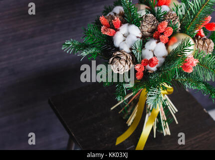 Le bouquet d'hiver faites de branches de sapin, des boules de noël et fleurs séchées Banque D'Images