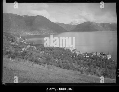 Une photographie historique en noir et blanc de Leikanger, montrant une vue nostalgique et pittoresque de la ville, avec un accent sur son architecture traditionnelle et son paysage rural. Banque D'Images