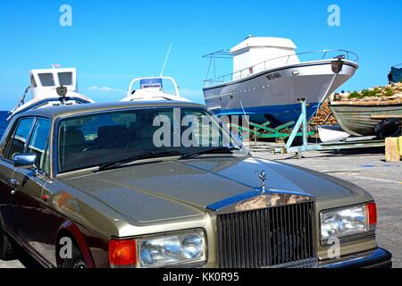 Rolls Royce Silver Spirit stationné sur le quai, Mellieha, Malte, l'Europe. Banque D'Images