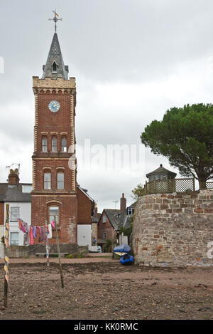 Les fiducies nationales Peters Tower, une tour de l'horloge de riverfront italianisant à Lympstone brique sur la rivière Exe dans le Devon. Une partie de la piste de l'estuaire de Exe Banque D'Images