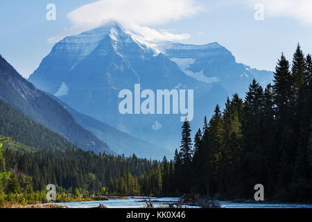 Le mont Robson grandioses - le plus haut sommet du canada dans la matinée en Colombie-Britannique Banque D'Images