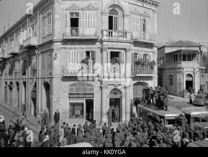 Cette photographie montre le premier ministre australien Robert Menzies et le général Sir Thomas Blamey sur le balcon de l'Hôtel Fast, probablement lors d'un événement ou d'un rassemblement important, reflétant leur rôle dans le leadership australien au milieu du XXe siècle. Banque D'Images