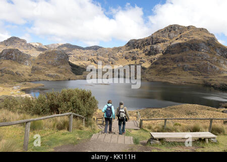 Équateur - Voyage d'un couple en train de marcher dans le Parc National El Cajas, le sud de l'Équateur, en Amérique du Sud Banque D'Images