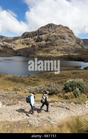 Équateur - Voyage d'un couple en train de marcher dans le Parc National El Cajas, le sud de l'Équateur, en Amérique du Sud Banque D'Images