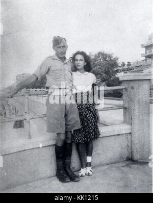 Une photo historique d'Arie et Dvora Aroch prise à tel Aviv en 1943. L'image capture un moment d'importance personnelle dans l'histoire de la ville. Banque D'Images