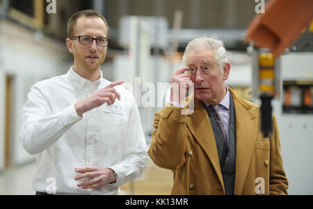 Le Prince de Galles avec ingénieur logiciel senior Matt Stokely (à gauche) au cours d'une visite au Centre de technologie de boucle en 2004/2005, Dorchester, de rencontrer les fondateurs et le personnel et apprendre comment l'entreprise utilise la réalité augmentée et la numérisation 3D pour programmer la robotique pour le marché international. Banque D'Images