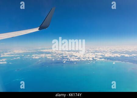 Vue aérienne de la côte orientale de la floride turquoise. beaux nuages blancs sur l'Atlantique, de la mer turquoise avec des nuages. usa Banque D'Images