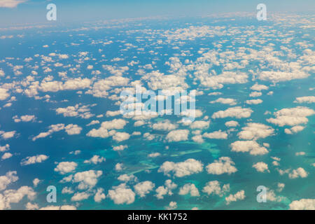 Vue aérienne de la côte orientale de la floride turquoise. beaux nuages blancs sur l'Atlantique, de la mer turquoise avec des nuages. usa Banque D'Images