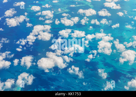 Vue aérienne de la côte orientale de la floride turquoise. beaux nuages blancs sur l'Atlantique, de la mer turquoise avec des nuages. usa Banque D'Images