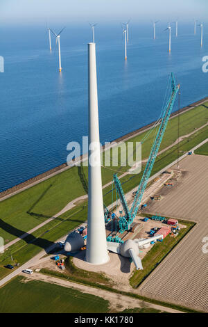 Vue aérienne des éoliennes en construction par la mer du Nord, en Hollande, Pays-Bas Banque D'Images