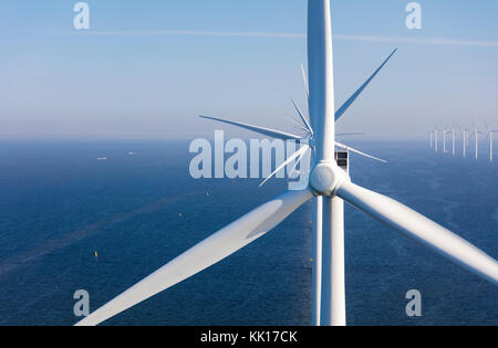 Vue aérienne des éoliennes en mer du Nord, Hollande, Pays-Bas Banque D'Images
