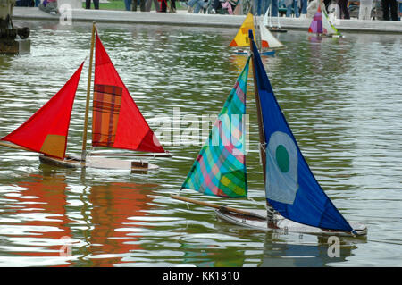 Bateaux en bois modèle flottant sur un étang Bassin octogonal en jardin des Tuileries (Jardin des Tuileries) à Paris Banque D'Images