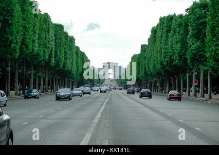 La congestion du trafic sur l'Avenue des Champs-Élysées à Paris jusqu'au rond-point de l'Arc de Triomphe Banque D'Images