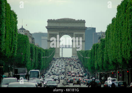 La congestion du trafic sur l'Avenue des Champs-Élysées à Paris jusqu'au rond-point de l'Arc de Triomphe Banque D'Images