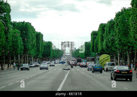 La congestion du trafic sur l'Avenue des Champs-Élysées à Paris jusqu'au rond-point de l'Arc de Triomphe Banque D'Images