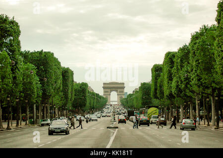 La congestion du trafic sur l'Avenue des Champs-Élysées à Paris jusqu'au rond-point de l'Arc de Triomphe Banque D'Images